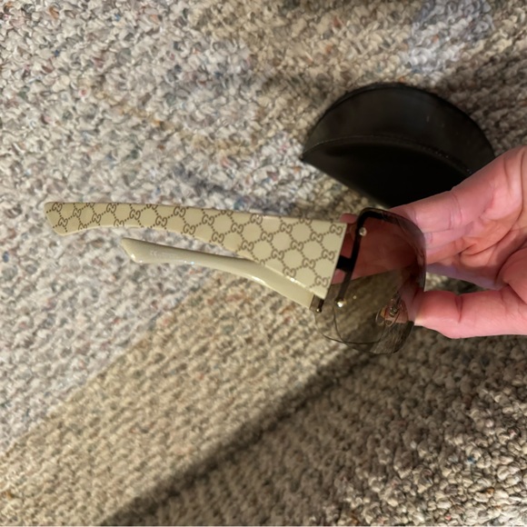 Beautiful Gucci brown gradient sunglasses with suede case and cloth! - Picture 5 of 12